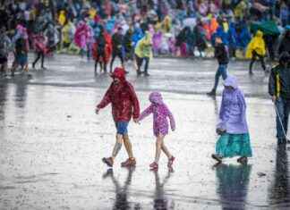 Prepare for Unpredictable Weather at Festivals: Tips and Advice news-02072024-143143