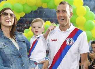 Weduwe voetbalicoon Fernando Ricksen: dochter spuit nog steeds zijn parfum op knuffel news-19092024-205937