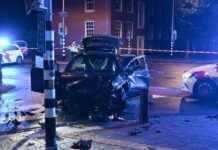 Auto crasht op kruising na politieachtervolging: weg vol brokstukken news-28092024-113547