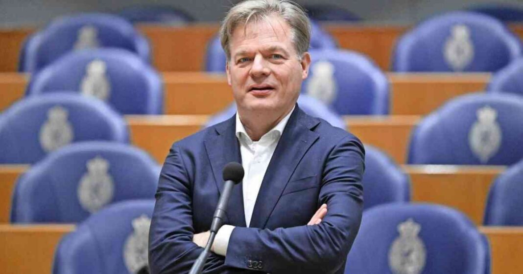 bezuiniging-op-onderwijs-ov-kaart-voor-studenten-en-npo-opties