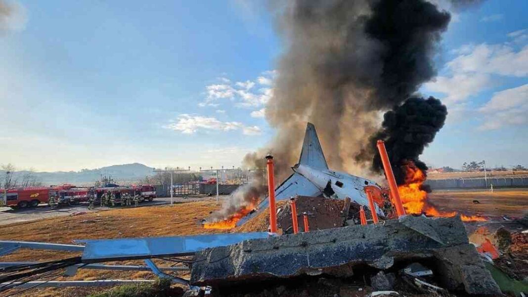 passagiersvliegtuig-crasht-bij-landing-en-botst-tegen-muur-in-zuid-korea