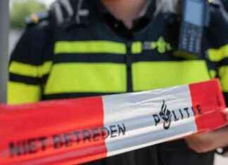 Politie schiet twee gewapende verdachten neer tijdens achtervolging in Rotterdam. politie-schiet-twee-gewapende-verdachten-neer-tijdens-achtervolging-in-rotterdam