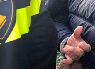 14 politieagenten gewond, 22 mannen gearresteerd bij rellen in Eindhoven na PSV titelwinst 14-politieagenten-gewond-22-mannen-gearresteerd-bij-rellen-in-eindhoven-na-psv-titelwinst