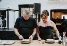 Afscheid van chef Jonnie Boer: vrienden en familie betuigen hun laatste eer in Zwolle afscheid-van-chef-jonnie-boer-vrienden-en-familie-betuigen-hun-laatste-eer-in-zwolle