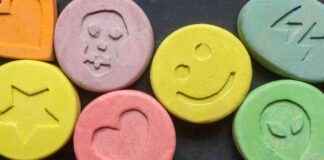 man-gearresteerd-met-2-koffers-vol-ecstasy-op-biza-na-ontduiken-van-nederlandse-douane