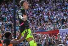 PSV wint van Feyenoord in blessuretijd, Ajax kan vandaag niet kampioen worden psv-wint-van-feyenoord-in-blessuretijd-ajax-kan-vandaag-niet-kampioen-worden