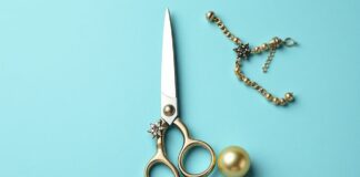 De Kunst van het Accessoiren: Scharen en Sieraden The Art of Accessorizing: Scissors and Jewelry