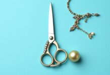 De Kunst van het Accessoiren: Scharen en Sieraden The Art of Accessorizing: Scissors and Jewelry