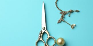 De Kunst van het Accessoiren: Scharen en Sieraden The Art of Accessorizing: Scissors and Jewelry
